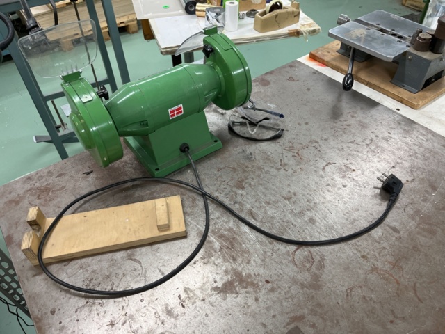 1131804-5 Workbench with vise, table sander and other contents