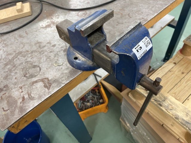 1131804-10 Workbench with vise, table sander and other contents