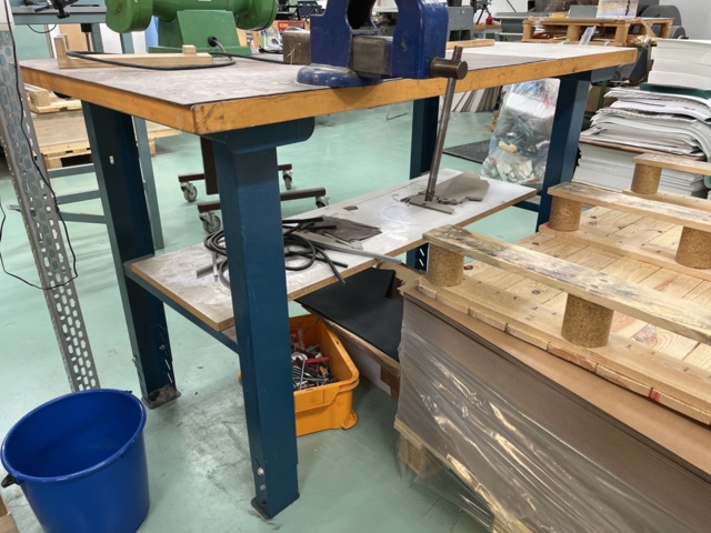 1131804-11 Workbench with vise, table sander and other contents