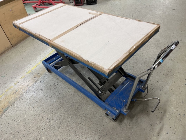 1131836-1 Lifting table on Wheels