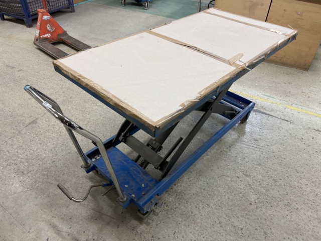 1131836-3 Lifting table on Wheels