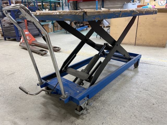 1131836-4 Lifting table on Wheels