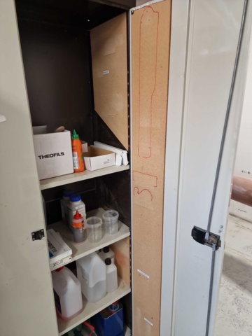 1148283-3 Plåtskåp inkl. innehåll