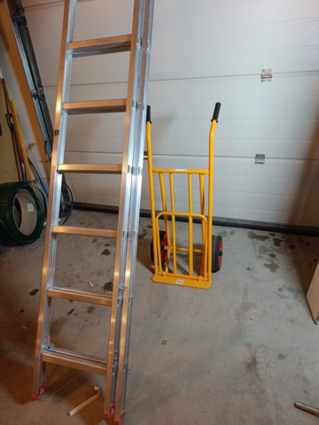 1129852-1 Extension ladder and magazine trolley