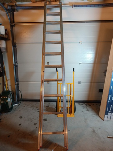 1129852-2 Extension ladder and magazine trolley