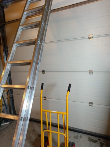 1129852-3 Extension ladder and magazine trolley