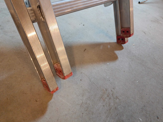 1129852-12 Extension ladder and magazine trolley