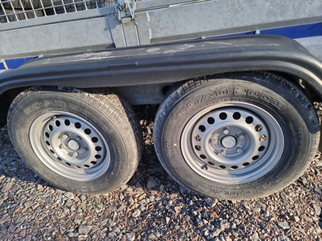 992257-3 Wiola Släpkärra med Galler sidor