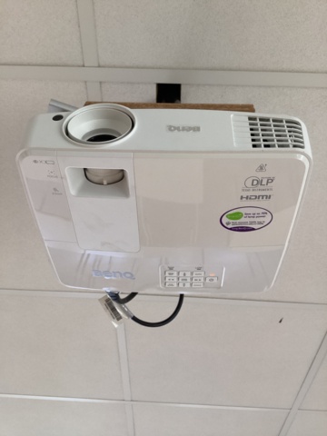 1148103-2 Benq projector, whiteboard, projector screen