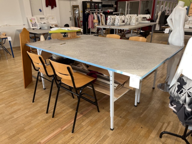 Table with 4 chairs with Knitting machine Knittax Automatic III - PS ...
