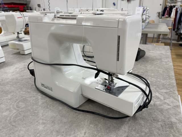 1148360-7 2 sewing machines Janome Easy Jeans 22