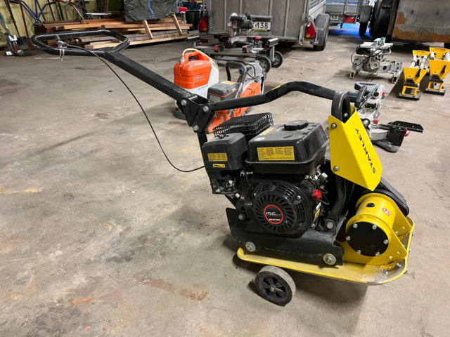 1039824-3 2 pcs Vibrator Stanley 4.8kw and Lumas VP60