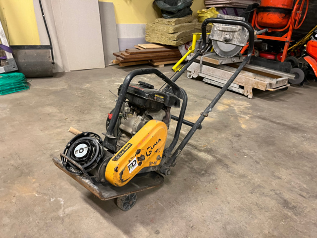 1039824-12 2 pcs Vibrator Stanley 4.8kw and Lumas VP60