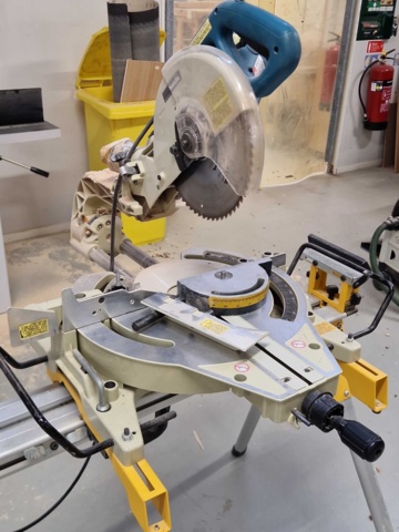 1148432-4 Miter saw Makita LS1013 with table Dewalt