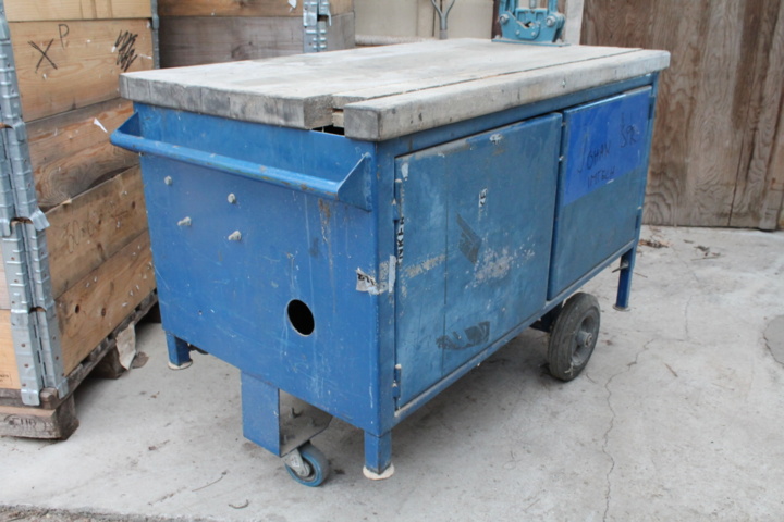 1142044-2 Workbench on wheels
