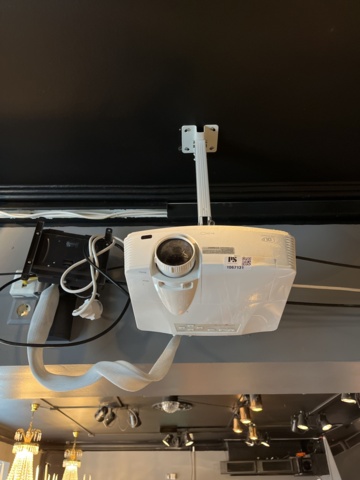 Projector with Screen - Mitsubishi VLT-XD600LP - PS Auction - We value ...