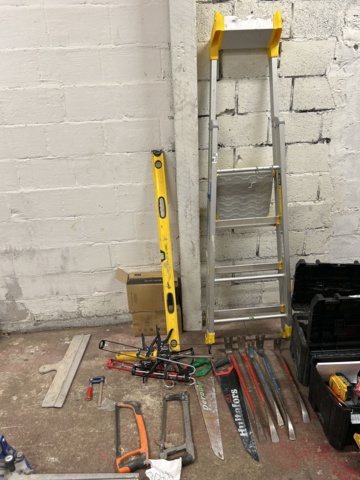Ladder, spirit level and various tools - PS Auction - We value the ...