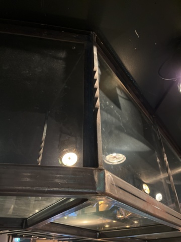 1067193-10 Bar counter and bar overhang for demoting and more