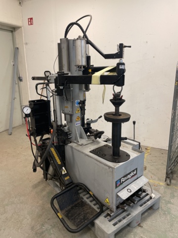 1110375-1 Tire mounting machine Ravaglioli with wheel lifter
