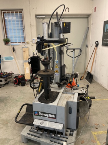 1110375-2 Tire mounting machine Ravaglioli with wheel lifter