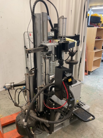 1110375-4 Tire mounting machine Ravaglioli with wheel lifter