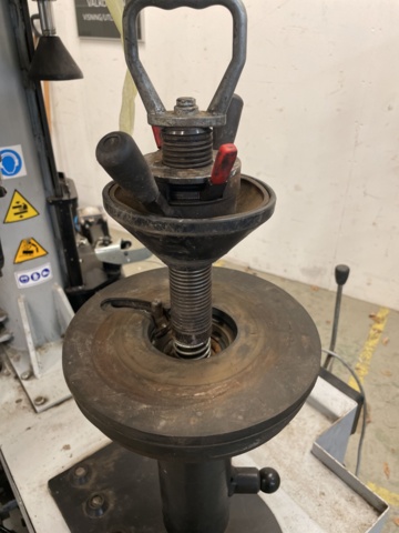 1110375-7 Tire mounting machine Ravaglioli with wheel lifter