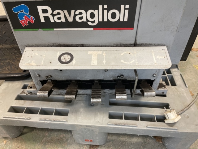 1110375-8 Tire mounting machine Ravaglioli with wheel lifter