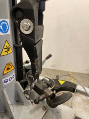 1110375-17 Tire mounting machine Ravaglioli with wheel lifter