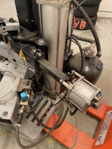 1110375-19 Tire mounting machine Ravaglioli with wheel lifter