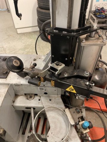 1110375-21 Tire mounting machine Ravaglioli with wheel lifter