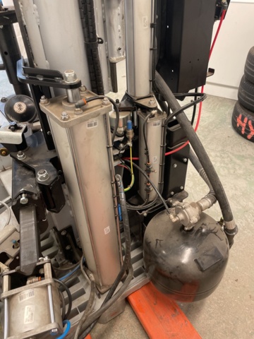 1110375-22 Tire mounting machine Ravaglioli with wheel lifter