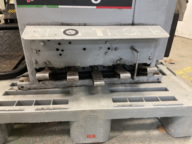 1110375-33 Tire mounting machine Ravaglioli with wheel lifter