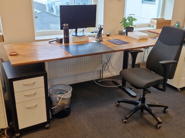 1153980-1 Adjustable desk, chair, monitor and more