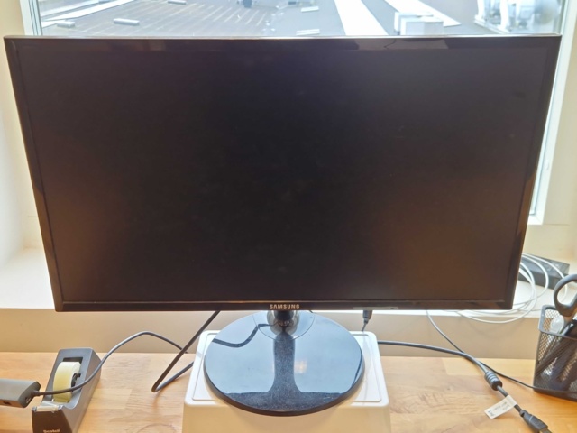 1153980-4 Adjustable desk, chair, monitor and more