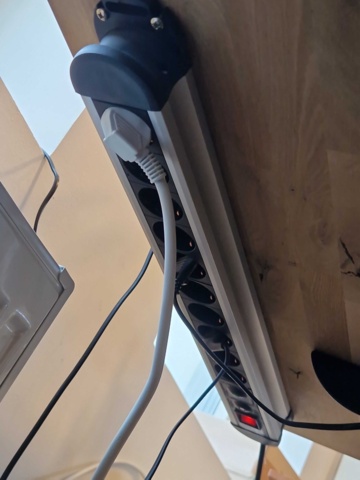 1153980-6 Adjustable desk, chair, monitor and more