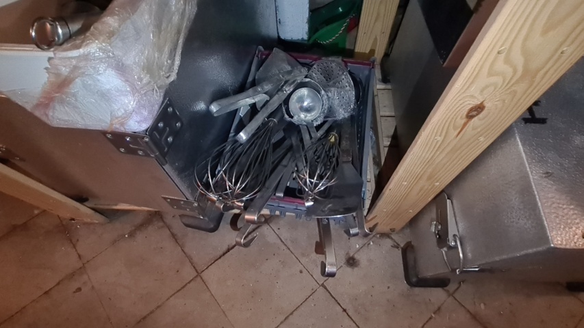 1067300-2 Everything in the storeroom - 2 shelves with various kitchen utensils