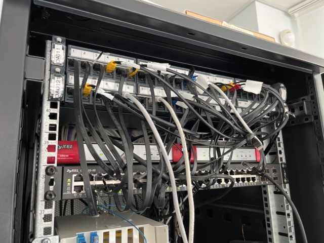 1131900-4 Server rack (Toten) with equipment