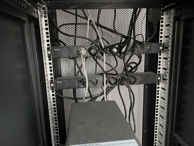 1131900-12 Server rack (Toten) with equipment