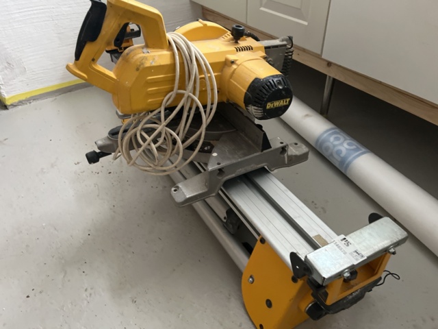 1146570-1 Cut/Jam saw including saw table - DeWalt DW770