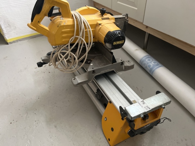 1146570-2 Cut/Jam saw including saw table - DeWalt DW770