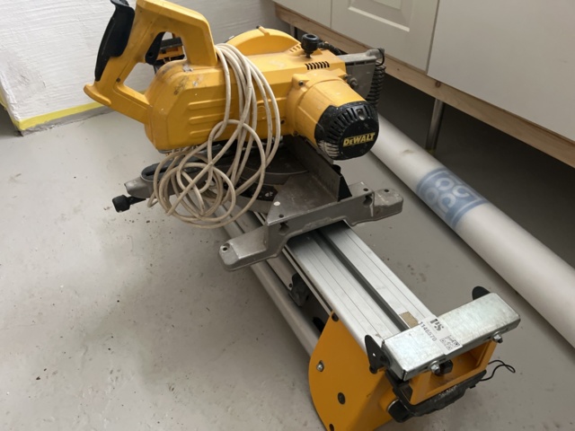 1146570-3 Cut/Jam saw including saw table - DeWalt DW770