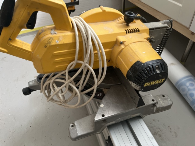 1146570-4 Cut/Jam saw including saw table - DeWalt DW770