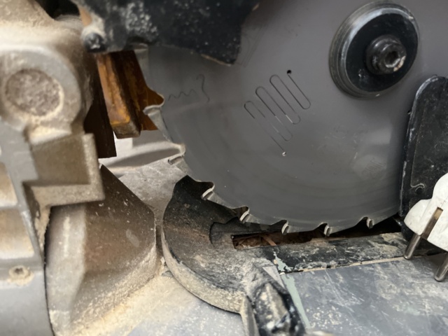 1146570-6 Cut/Jam saw including saw table - DeWalt DW770