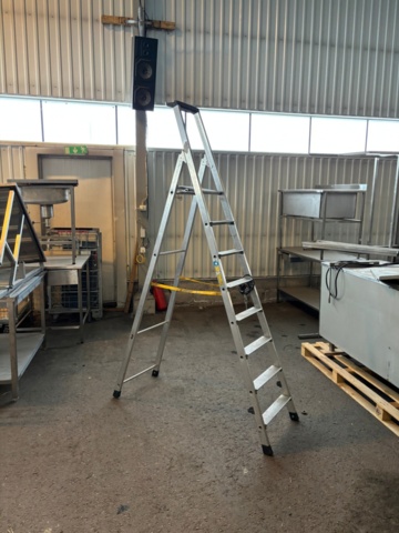 899457-1 Stepladder Zarges Z300 is a flanged stepladder with practical toolbox., 7 steps