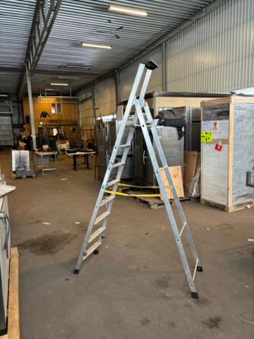 899457-2 Stepladder Zarges Z300 is a flanged stepladder with practical toolbox., 7 steps