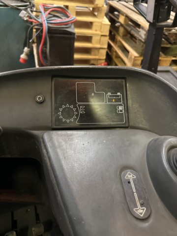 1065016-11 Reach truck, Linde R14, 2004