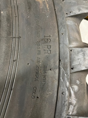 1160402-3 Tractor tires 18.4-38
