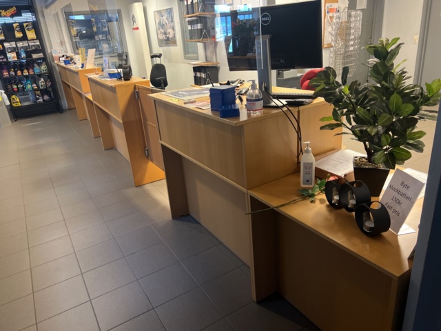 1117198-1 Customer reception counters with contents