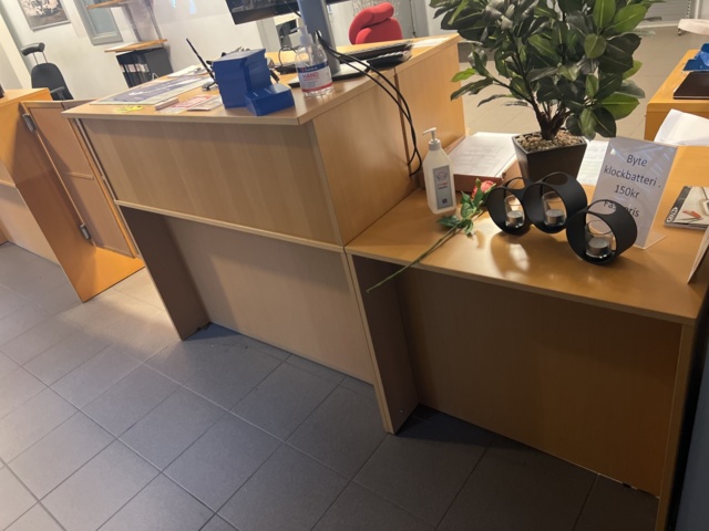 1117198-16 Customer reception counters with contents