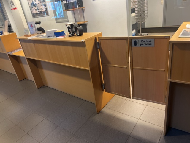 1117198-17 Customer reception counters with contents